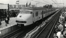 500381 Afbeelding van de opening van het N.S.-station Utrecht Overvecht te Utrecht, met de aankomst van de eerste ...